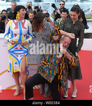 (De G à D) Rossy de Palma, Joana Ribeiro, Terry Gilliam et Olga Kurylenko arrivent à un photocall pour le film 'l'homme qui a tué Don Quichotte' pendant la 71ième congrès annuel international du Film de Cannes à Cannes, France le 19 mai 2018. Photo de David Silpa/UPI Banque D'Images