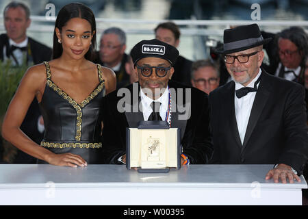 Laura Harrier (L), Spike Lee (C) et Barry Alexander Brown arrivent à l'award photocall après avoir reçu le Grand Prix' pour le film 'BlacKkKlansman» au cours du 71e congrès annuel international du Film de Cannes à Cannes, France le 19 mai 2018. Photo de David Silpa/UPI Banque D'Images