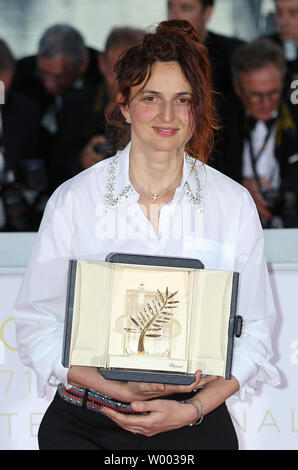 Alice Rohrwacher arrive à la bourse photocall après avoir reçu le prix de "Meilleur scénario pour le film "être heureux comme Lazzaro Lazzaro (Felice) lors de la 71e assemblée annuelle du Festival International du Film de Cannes à Cannes, France le 19 mai 2018. Le prix a été partagé avec le film '3 faces (Se Rokh)'. Photo de David Silpa/UPI Banque D'Images