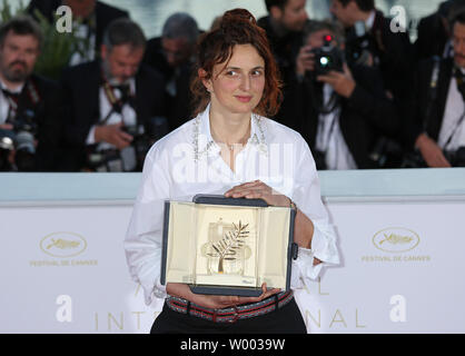 Alice Rohrwacher arrive à la bourse photocall après avoir reçu le prix de "Meilleur scénario pour le film "être heureux comme Lazzaro Lazzaro (Felice) lors de la 71e assemblée annuelle du Festival International du Film de Cannes à Cannes, France le 19 mai 2018. Le prix a été partagé avec le film '3 faces (Se Rokh)'. Photo de David Silpa/UPI Banque D'Images