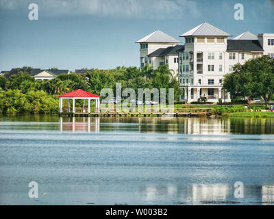 Gazebo dans le milieu du lac. Banque D'Images