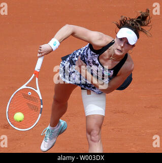 Alize Cornet de France hits un servir pendant son français Open de premier tour match contre Sara Errani de l'Italie à Roland Garros à Paris le 27 mai 2018. Défait 2-6 Cornet Errani, 6-2, 6-3) pour passer à la deuxième ronde. Photo de David Silpa/UPI Banque D'Images