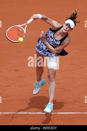 Alize Cornet de France hits un servir pendant son français Open de premier tour match contre Sara Errani de l'Italie à Roland Garros à Paris le 27 mai 2018. Défait 2-6 Cornet Errani, 6-2, 6-3) pour passer à la deuxième ronde. Photo de David Silpa/UPI Banque D'Images