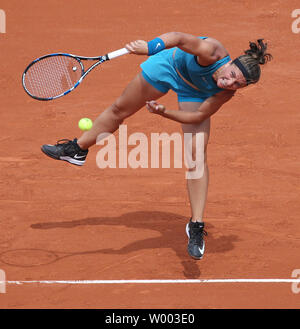 Sara Errani d Italie hits un servir pendant son français Open de premier tour match contre Alize Cornet de France à Roland Garros à Paris le 27 mai 2018. Défait 2-6 Cornet Errani, 6-2, 6-3) pour passer à la deuxième ronde. Photo de David Silpa/UPI Banque D'Images