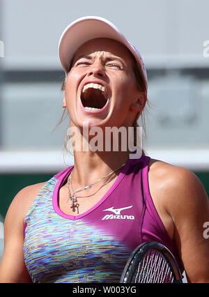 Yulia Putintseva du Kazakhstan réagit après avoir remporté son français Open de quatrième ronde match contre Barbora Strycova de la République tchèque à Roland Garros à Paris le 3 juin 2018. Battu 6-4, Putintseva Strycova 6-3 à l'avance pour les quarts. Photo de David Silpa/UPI Banque D'Images