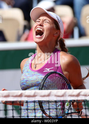 Yulia Putintseva du Kazakhstan réagit après avoir remporté son français Open de quatrième ronde match contre Barbora Strycova de la République tchèque à Roland Garros à Paris le 3 juin 2018. Battu 6-4, Putintseva Strycova 6-3 à l'avance pour les quarts. Photo de David Silpa/UPI Banque D'Images