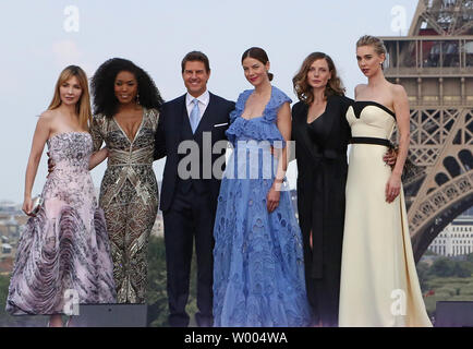 (De G à D) Alix Benezech, Angela Bassett, Tom Cruise, Michelle Monaghan, Rebecca Ferguson et Vanessa Kirby assister à la première mondiale du film "Mission : Impossible - Fallout" à Paris le 12 juillet 2018. Photo de David Silpa/UPI. Banque D'Images