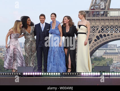 (De G à D) Alix Benezech, Angela Bassett, Tom Cruise, Michelle Monaghan, Rebecca Ferguson et Vanessa Kirby assister à la première mondiale du film "Mission : Impossible - Fallout" à Paris le 12 juillet 2018. Photo de David Silpa/UPI. Banque D'Images