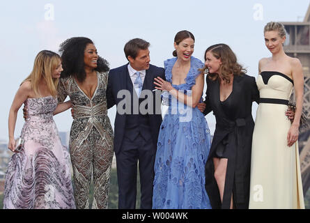 (De G à D) Alix Benezech, Angela Bassett, Tom Cruise, Michelle Monaghan, Rebecca Ferguson et Vanessa Kirby assister à la première mondiale du film "Mission : Impossible - Fallout" à Paris le 12 juillet 2018. Photo de David Silpa/UPI. Banque D'Images