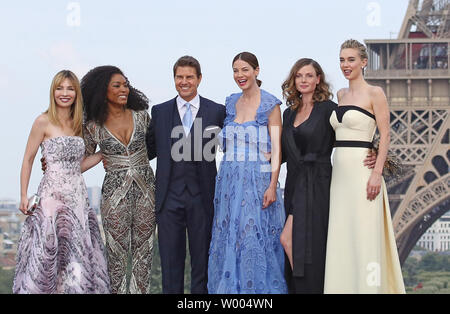 (De G à D) Alix Benezech, Angela Bassett, Tom Cruise, Michelle Monaghan, Rebecca Ferguson et Vanessa Kirby assister à la première mondiale du film "Mission : Impossible - Fallout" à Paris le 12 juillet 2018. Photo de David Silpa/UPI. Banque D'Images