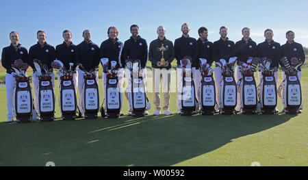 L'équipe américaine le Capitaine Jim Furyk détient le trophée de la Ryder Cup tandis que les joueurs posent avec leurs sacs de golf au cours de la Ryder Cup Team USA photo Golf National de Guyancourt, près de Paris le 26 septembre 2018. L'équipe américaine va tenter de défendre l'équipe de Ryder Cup contre l'Europe dans le tournoi de trois jours à compter du vendredi 28 septembre. Photo de David Silpa/UPI Banque D'Images