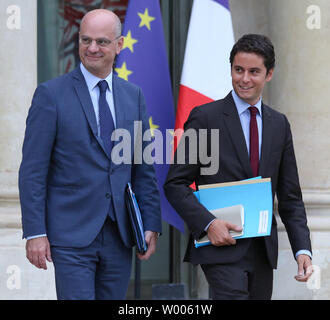 Le ministre de l'Education Jean-Michel Blanquer (L) et secrétaire d'État à l'Éducation Gabriel Attal quitter l'Elysée à la suite d'une réunion du cabinet ministériel à Paris le 17 octobre 2018. Cette réunion était la première depuis le président français Emmanuel Macron a annoncé un remaniement de son gouvernement à la suite d'une série de démissions. Photo de David Silpa/UPI Banque D'Images