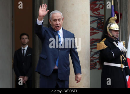 Le Premier Ministre israélien Benyamin Netanyahou arrive à l'Elysée pour assister à un dîner spécial au y compris des dizaines de chefs d'état et de gouvernement, tenu par le président français, Emmanuel macron sur le 100e anniversaire de la PREMIÈRE GUERRE MONDIALE, le jour de l'Armistice 11 Novembre, 2018. Les époux ont assisté à un déjeuner pour les conjoints au château de Versailles à l'extérieur de la capitale. Photo par Eco Clement/UPI Banque D'Images
