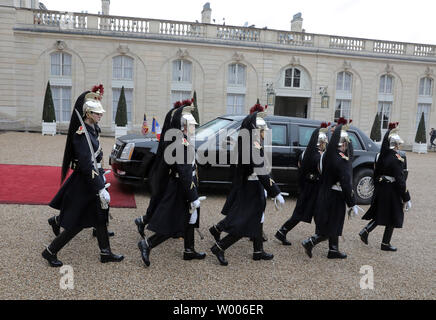 Les membres de la garde républicaine à pied passé la voiture du président américain Donald Trump stationné dans la cour de l'Elysée comme il assiste à un dîner spécial au y compris des dizaines de chefs d'état et de gouvernement, tenu par le président français, Emmanuel macron sur le 100e anniversaire de l'Armistice DE LA PREMIÈRE GUERRE MONDIALE, à Paris, le 11 novembre 2018. Les époux ont assisté à un déjeuner pour les conjoints au château de Versailles à l'extérieur de la capitale. Photo par Eco Clement/UPI Banque D'Images