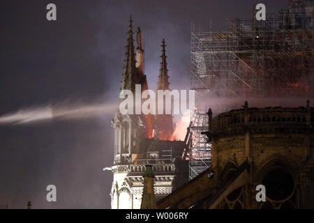 Bataille des pompiers pour éteindre un incendie géant qui engloutit la Cathédrale Notre Dame de Paris le 16 avril 2019. Le président français, Emmanuel Macron a juré de reconstruire le bâtiment du xiiie siècle qui accueille des dizaines de millions de fidèles et de touristes par année. Photo par Eco Clement/UPI Banque D'Images