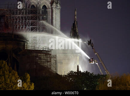 Bataille des pompiers pour éteindre un incendie géant qui engloutit la Cathédrale Notre Dame de Paris le 16 avril 2019. Le président français, Emmanuel Macron a juré de reconstruire le bâtiment du xiiie siècle qui accueille des dizaines de millions de fidèles et de touristes par année. Photo par Eco Clement/UPI Banque D'Images