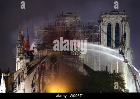 Bataille des pompiers pour éteindre un incendie géant qui engloutit la Cathédrale Notre Dame de Paris le 16 avril 2019. Le président français, Emmanuel Macron a juré de reconstruire le bâtiment du xiiie siècle qui accueille des dizaines de millions de fidèles et de touristes par année. Photo par Eco Clement/UPI Banque D'Images