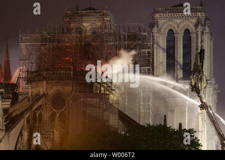 Bataille des pompiers pour éteindre un incendie géant qui engloutit la Cathédrale Notre Dame de Paris le 16 avril 2019. Le président français, Emmanuel Macron a juré de reconstruire le bâtiment du xiiie siècle qui accueille des dizaines de millions de fidèles et de touristes par année. Photo par Eco Clement/UPI Banque D'Images