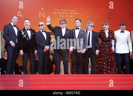 (De G à D) Giles Martin, David Furnish, Bernie Taupin, Elton John, Taron Egerton, Dexter Fletcher, Bryce Dallas Howard et Richard Madden arrivent sur le tapis rouge avant la projection du film 'Rocketman' au 20e Congrès International du Film de Cannes à Cannes, France le 16 mai 2019. Photo de David Silpa/UPI Banque D'Images