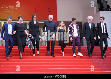 (De G à D) Othmane Moumen, Carol Duarte, Myriem Akheddiou, Luc Dardenne, Victoria Bluck, Idir Ben Addi, Jean-Pierre Dardenne et Olivier Bonnaud arrivent sur le tapis rouge après la projection du film 'Ahmed' au 20e Congrès International du Film de Cannes à Cannes, France le 20 mai 2019. Photo de David Silpa/UPI Banque D'Images