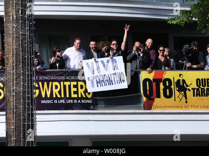 Fans watch arrivées sur le tapis rouge avant la projection du film 'Il était une fois dans ... Hollywood" au 20e Congrès International du Film de Cannes à Cannes, France, le 21 mai 2019. Photo de David Silpa/UPI Banque D'Images