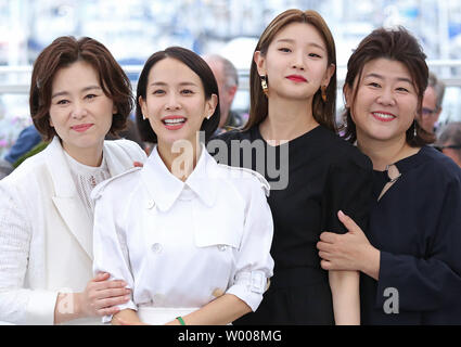 (De G à D) Lee Jung-Eun, Parc soi-barrage, Cho Chang et jeong Yeo-Hyae-Jin arrivent à un photocall pour le film 'parasite' au cours de la 20e Congrès International du Film de Cannes à Cannes, France le 22 mai 2019. Photo de David Silpa/UPI Banque D'Images