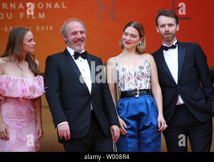 (De G à D) Sara Forestier, Arnaud Desplechin, Lea Seydoux et Antoine Reinartz arrivent sur le tapis rouge avant la projection du film 'Oh merci ! (Roubaix, une lumière)' à la 72e assemblée annuelle du Festival International du Film de Cannes à Cannes, France le 22 mai 2019. Photo de David Silpa/UPI Banque D'Images