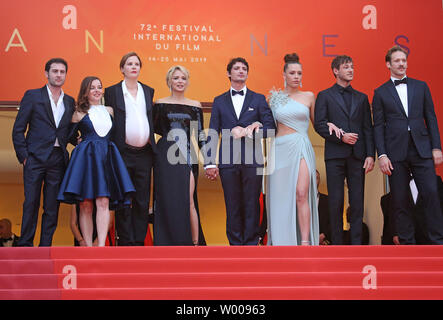 (De G à D) Arthur Harari, Laure Calamy, Justine Triet, Virginie Efira, Niels Schneider, Adèle Exarchopoulos, Gaspard Ulliel et Paul Hamy arrivent sur le tapis rouge avant la projection du film 'Sybil' au 20e Congrès International du Film de Cannes à Cannes, France le 24 mai 2019. Photo de David Silpa/UPI Banque D'Images