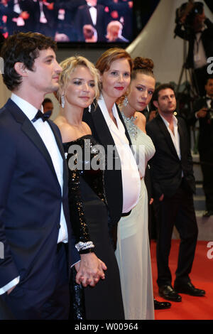 (De G à D) Niels Schneider, Virginie Efira, Justine Triet et Adèle Exarchopoulos arrivent sur le tapis rouge avant la projection du film 'Sybil' au 20e Congrès International du Film de Cannes à Cannes, France le 24 mai 2019. Photo de David Silpa/UPI Banque D'Images