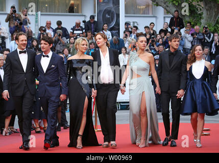 (De G à D) Paul Hamy, Niels Schneider, Virginie Efira, Justine Triet, Adèle Exarchopoulos et Gaspard Ulliel arrivent sur le tapis rouge avant la projection du film 'Sybil' au 20e Congrès International du Film de Cannes à Cannes, France le 24 mai 2019. Photo de David Silpa/UPI Banque D'Images