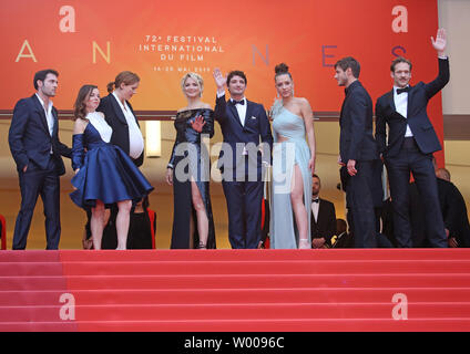 (De G à D) Arthur Harari, Laure Calamy, Justine Triet, Virginie Efira, Niels Schneider, Adèle Exarchopoulos, Gaspard Ulliel et Paul Hamy arrivent sur le tapis rouge avant la projection du film 'Sybil' au 20e Congrès International du Film de Cannes à Cannes, France le 24 mai 2019. Photo de David Silpa/UPI Banque D'Images