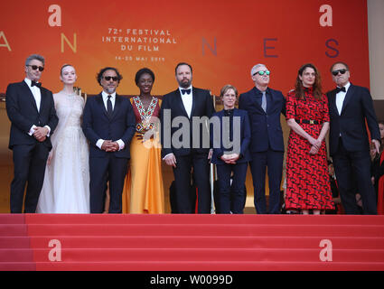 (De G à D) membres du jury Pawel Pawlikowski, Elle Fanning, le président du jury Alejandro Gonzalez Inarritu, Maimouna N'Diaye, Yorgos Lanthimos, Kelly Reichardt, Robin Campillo, Alice Rohrwacher et Enki Bilal arrivent sur le tapis rouge lors de la cérémonie de clôture avant la projection du film 'The Specials" au 20e Congrès International du Film de Cannes à Cannes, France le 25 mai 2019. Photo de David Silpa/UPI Banque D'Images