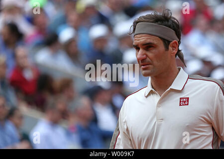 La Suisse de Roger Federer s'arrête lors de son Open de France men's deuxième tour contre Oscar Otte de l'Allemagne à Roland Garros à Paris le 29 mai 2019. Federer bat Otte 6-4, 6-3, 6-4) pour passer à la troisième ronde. Photo de David Silpa/UPI Banque D'Images