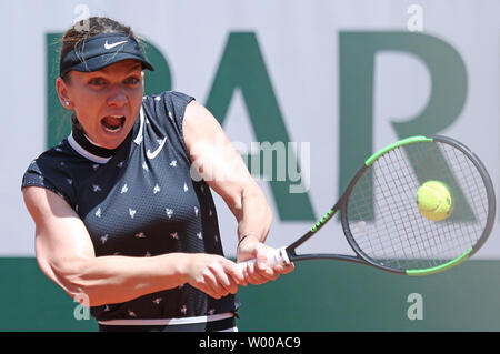 De la Roumanie : Simona hits un tir lors de son Open de France match quart de femmes contre l'Américain Amanda Anisimova à Roland Garros à Paris le 6 juin 2019. Défait 6-2 : Anisimova, 6-4 à l'avance pour les demi-finales. Photo de David Silpa/UPI Banque D'Images