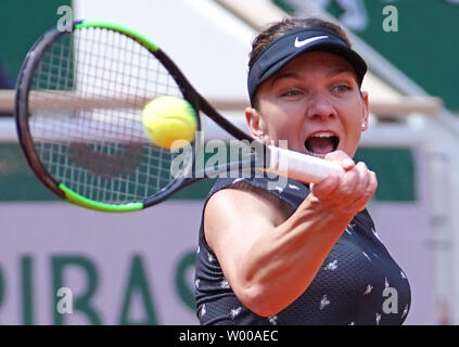 De la Roumanie : Simona hits un tir lors de son Open de France match quart de femmes contre l'Américain Amanda Anisimova à Roland Garros à Paris le 6 juin 2019. Défait 6-2 : Anisimova, 6-4 à l'avance pour les demi-finales. Photo de David Silpa/UPI Banque D'Images