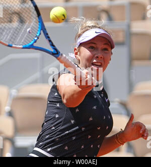 American Amanda Anisimova hits un tir lors de son Open de France match quart de femmes contre la Roumanie lors de : Simona Roland Garros à Paris le 6 juin 2019. Défait 6-2 : Anisimova, 6-4 à l'avance pour les demi-finales. Photo de David Silpa/UPI Banque D'Images