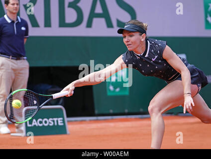 De la Roumanie : Simona hits un tir lors de son Open de France match quart de femmes contre l'Américain Amanda Anisimova à Roland Garros à Paris le 6 juin 2019. Défait 6-2 : Anisimova, 6-4 à l'avance pour les demi-finales. Photo de David Silpa/UPI Banque D'Images