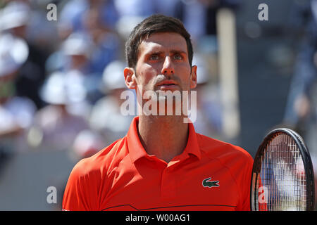 Novak Djokovic La Serbie marque une pause au cours de son Open de France coupe match contre Alexander Zverev de l'Allemagne à Roland Garros à Paris le 6 juin 2019. Djokovic bat Zverev 7-5, 6-2, 6-2 à l'avance pour les demi-finales. Photo de David Silpa/UPI Banque D'Images