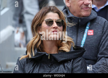 Mirka Federer, l'épouse de Roger Federer, montres l'Open de France demi-finales match entre Federer et Rafael Nadal de l'Espagne à Roland Garros à Paris le 7 juin 2019. Nadal bat Federer 6-3, 6-4, 6-2) pour passer à la finale. Photo de David Silpa/UPI Banque D'Images