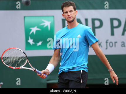 Dominic Thiem d'Autriche fait une pause au cours de son Open de France demi-finales match contre la Serbie de Novak Djokovic à Roland Garros à Paris le 7 juin 2019. Photo de David Silpa/UPI Banque D'Images