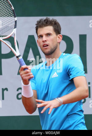 Dominic Thiem d'Autriche fait une pause au cours de son Open de France demi-finales match contre la Serbie de Novak Djokovic à Roland Garros à Paris le 7 juin 2019. Photo de David Silpa/UPI Banque D'Images