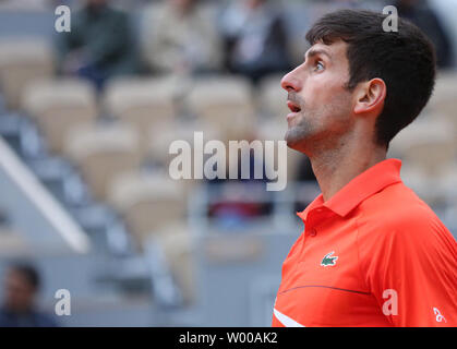 Novak Djokovic La Serbie marque une pause au cours de son Open de France demi-finales match contre Dominic Thiem de l'Autriche à Roland Garros à Paris le 7 juin 2019. Photo de David Silpa/UPI Banque D'Images