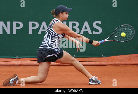 Australian Ashleigh Barty hits a tourné pendant son français Open de match demi-finale contre l'Américain Amanda Anisimova à Roland Garros à Paris le 7 juin 2019. Barty défait Anisimova 6-7 (4), 6-3, 6-3) pour passer à la finale. Photo de David Silpa/UPI Banque D'Images