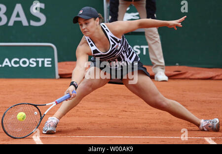 Australian Ashleigh Barty hits a tourné pendant son français Open de match demi-finale contre l'Américain Amanda Anisimova à Roland Garros à Paris le 7 juin 2019. Barty défait Anisimova 6-7 (4), 6-3, 6-3) pour passer à la finale. Photo de David Silpa/UPI Banque D'Images