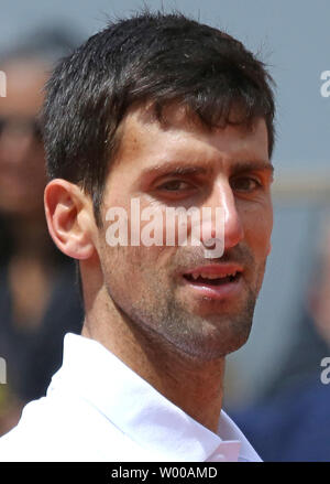 Novak Djokovic La Serbie marque une pause au cours de son Open de France demi-finales match contre Dominic Thiem de l'Autriche à Roland Garros à Paris le 8 juin 2019. Photo de David Silpa/UPI Banque D'Images