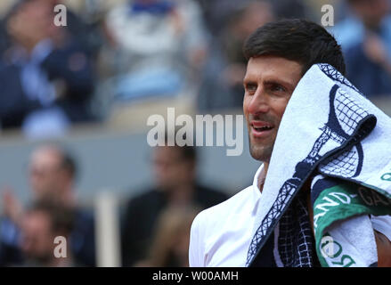 Novak Djokovic La Serbie marque une pause au cours de son Open de France demi-finales match contre Dominic Thiem de l'Autriche à Roland Garros à Paris le 8 juin 2019. Photo de David Silpa/UPI Banque D'Images