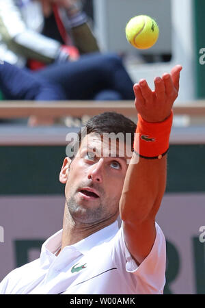Novak Djokovic la Serbie de sert lors de son Open de France demi-finales match contre Dominic Thiem de l'Autriche à Roland Garros à Paris le 8 juin 2019. Photo de David Silpa/UPI Banque D'Images