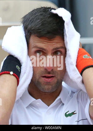 Novak Djokovic La Serbie marque une pause au cours de son Open de France demi-finales match contre Dominic Thiem de l'Autriche à Roland Garros à Paris le 8 juin 2019. Photo de David Silpa/UPI Banque D'Images