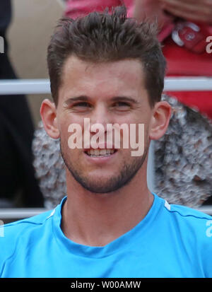 Dominic Thiem d'Autriche fait une pause au cours de son Open de France demi-finales match contre la Serbie de Novak Djokovic à Roland Garros à Paris le 8 juin 2019. Photo de David Silpa/UPI Banque D'Images