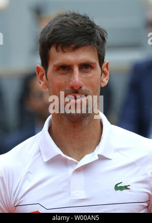 Novak Djokovic La Serbie marque une pause au cours de son Open de France demi-finales match contre Dominic Thiem de l'Autriche à Roland Garros à Paris le 8 juin 2019. Photo de David Silpa/UPI Banque D'Images